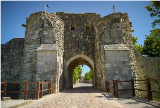 Le Gite Entre Val Et Rose Provins Exterior photo